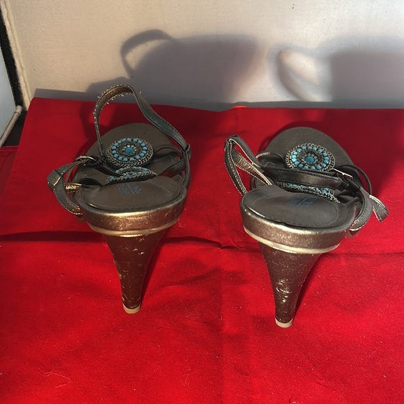 Kenneth Cole Reaction silver sandals with faux turquoise embellishments. - Picture 4 of 5